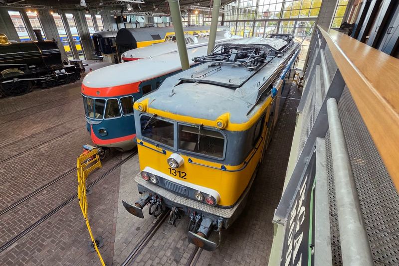 Museumlocomotief 1312 wordt bestickerd in de TCS-huisstijl